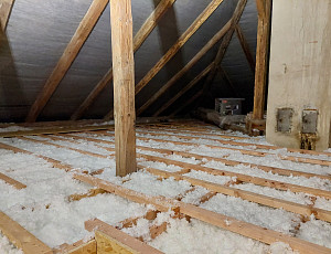 Zateplení stropu rodinného domu pomocí foukané izolace